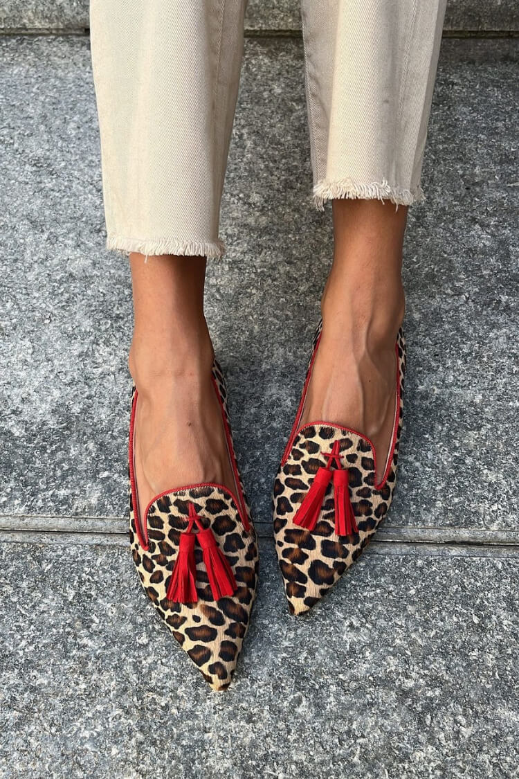 Puntige Loafer met Rode Kwastjes