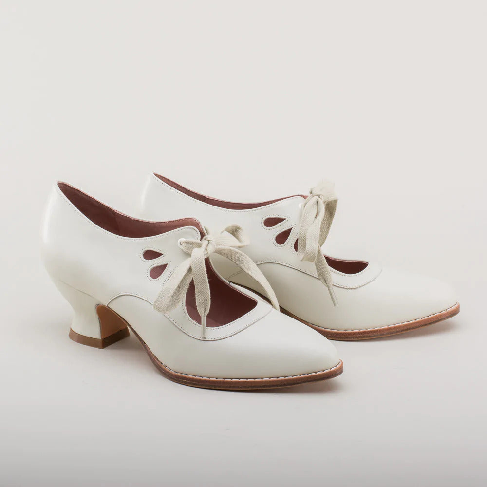 VITTORIA | Retro Hakken met Elegante Veters